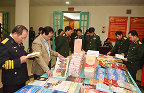News23_12_2019_cac Cong Tac Vien Xem Sach Trung Bay_nho.jpg